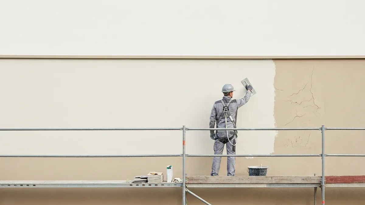 Außenputz und Putzsanierung an einer Wohnhausfassade mit Gerüst